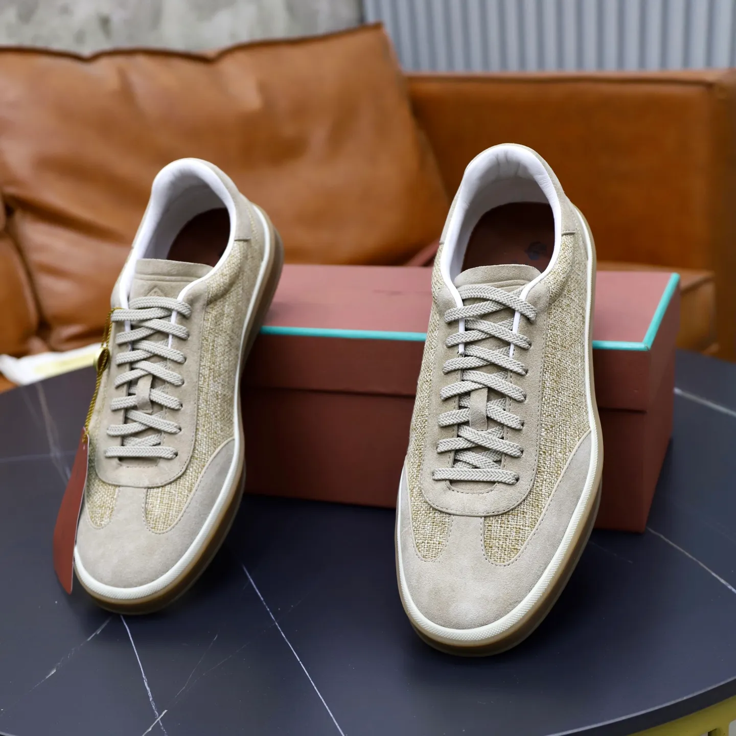 Ex-factory price: 540💰Loro Riana men’s moral training sneakers! Made from high-quality materials and designed in a low-cut silhouette, it offers an elegant and stylish look that's suitable for year-round wear. The unique double-layer sole aesthetic design, caramel cup-shaped outsole is decorated with off-white rubber trim, creating an attractive color combination. Pair with tailored pieces or jeans for a sophisticated yet casual look. The heel is decorated with soft cow leather tongue with Kummel color inserts and cotton laces with embossed LP logo. Upper: cow split suede stitching knitted fabric. Lining: original thickened soft sheepskin. Size: 38-39-40-41-42-43-44 (customized in 45.46)